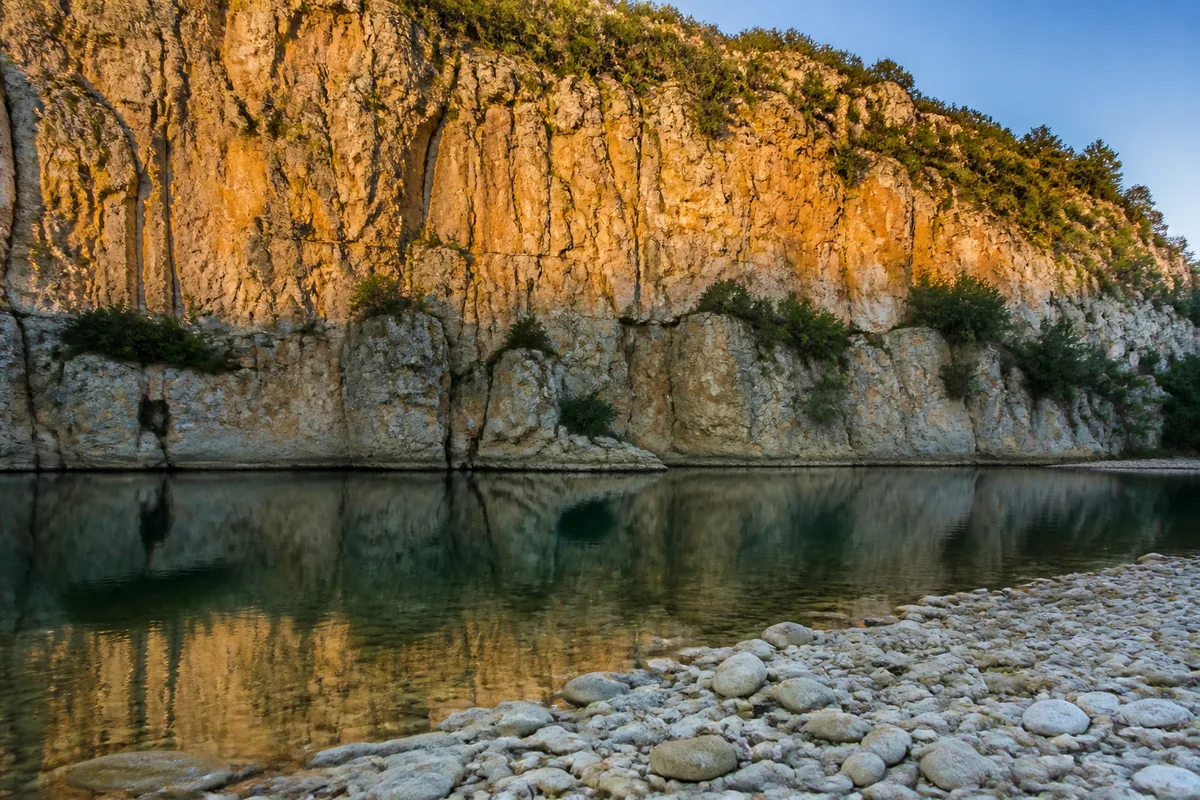 Falaise calcaire et méandre de rivière dans les gorges protégées
